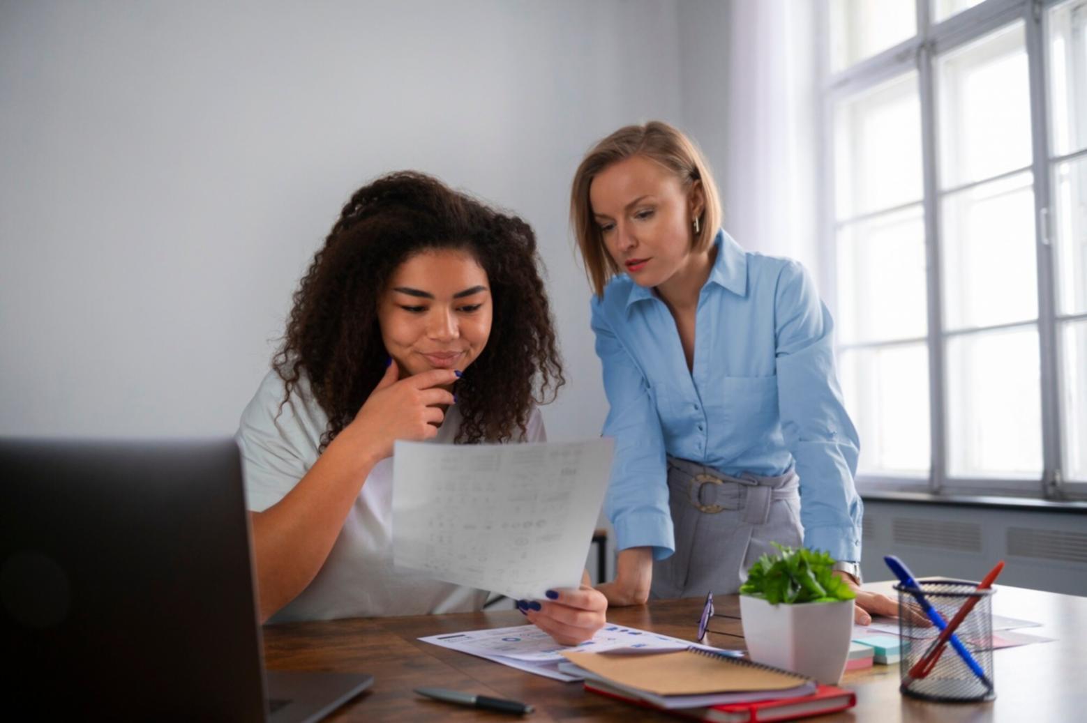Espacio de trabajo colaborativo durante sesión formativa con documentación financiera