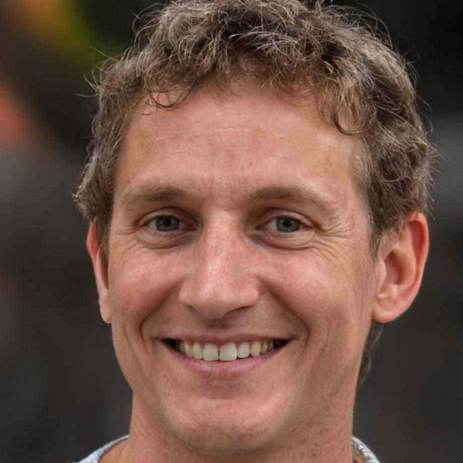 Experto financiero revisando proyecciones empresariales