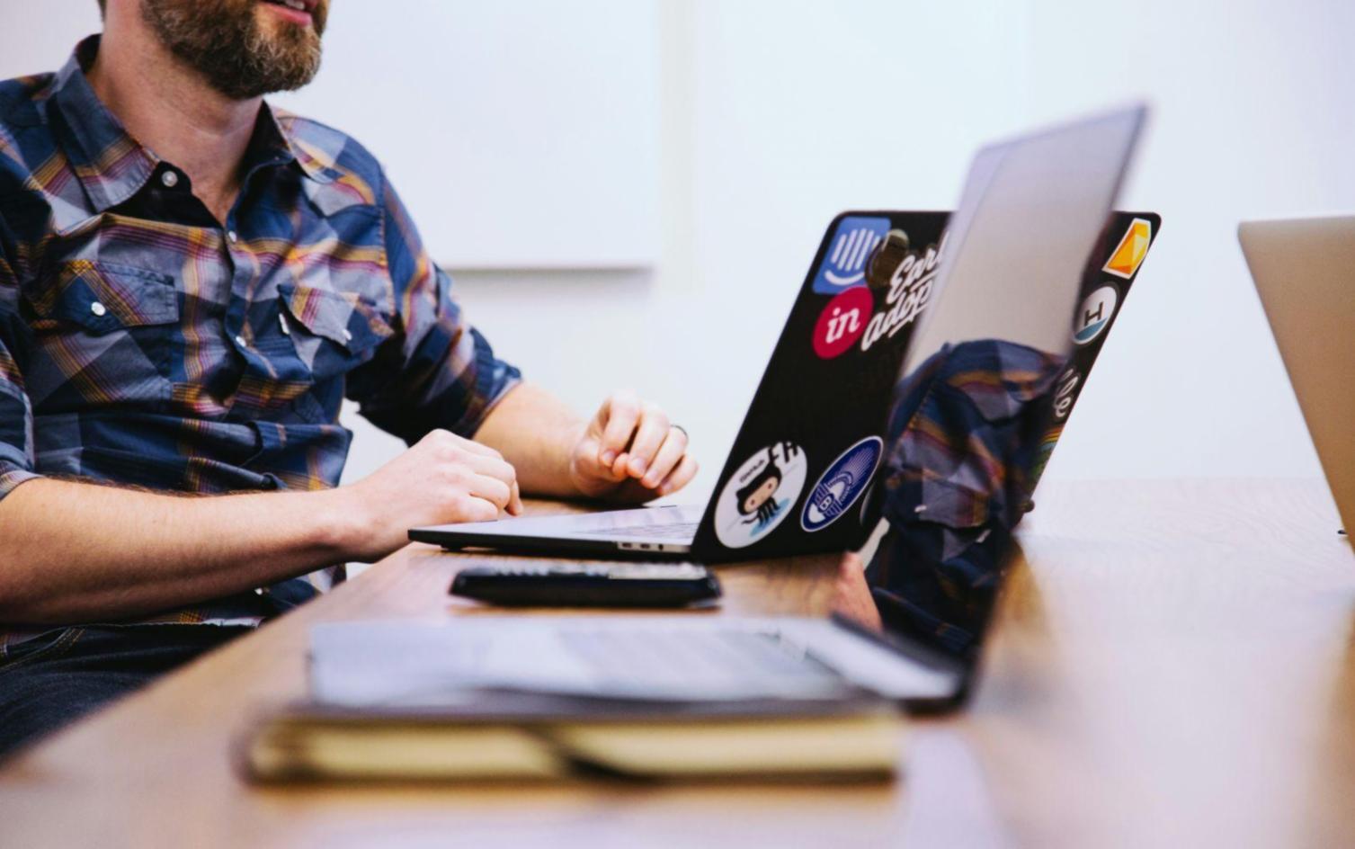 Reunión de análisis de proyectos con documentos y portátil